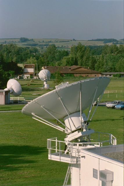 Vue générale de la station de réception de satellites d&#039;Issus-Aussaguel, en Haute-Garonne. Crédits : CNES/E.GRIMAULT,2000